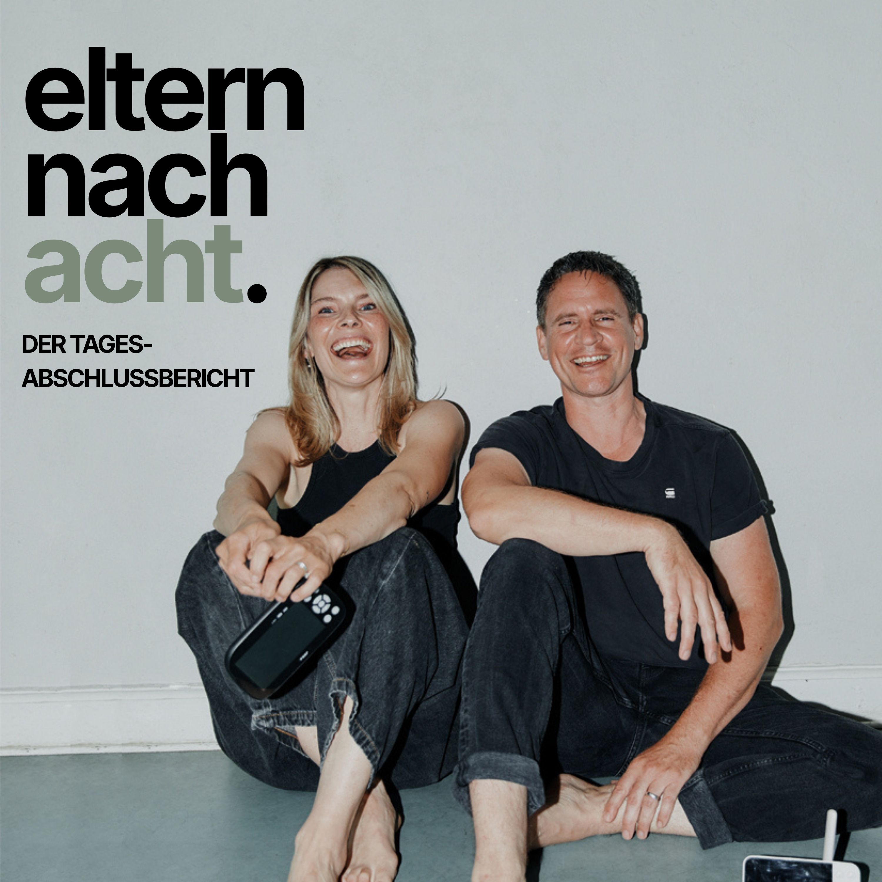 Franziska und Dominik, Hosts des Elternpodcasts Eltern nach acht, sitzen lachend mit einem Babyphone auf ihrer Couch